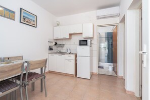Apartment (A1) | Private kitchen - Apartments Snjeza (Vir)
