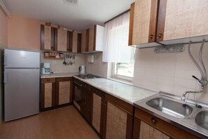 apartman (A1) | Privát konyha | Hűtőszekrény, mikrohullámú sütő, sütő és főzőlap