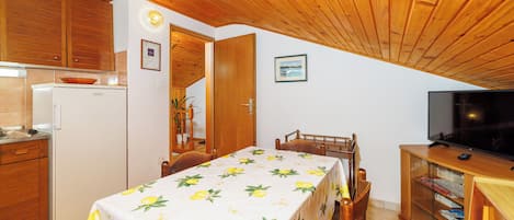 Appartement (A2) | Cuisine privée | Réfrigérateur, surface de cuisson, cafétiÚre à espresso