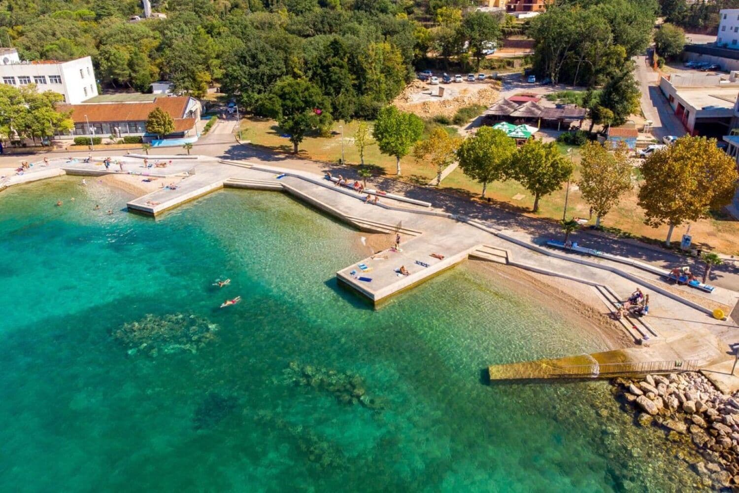 Una spiaggia nelle vicinanze