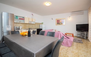 Departamento (A2) | Cocina privada | Refrigerador, microondas, horno y parrilla de estufa 