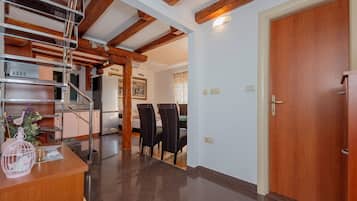 Apartemen (A1) | Dapur pribadi | Lemari es, microwave, kompor, dan ketel listrik