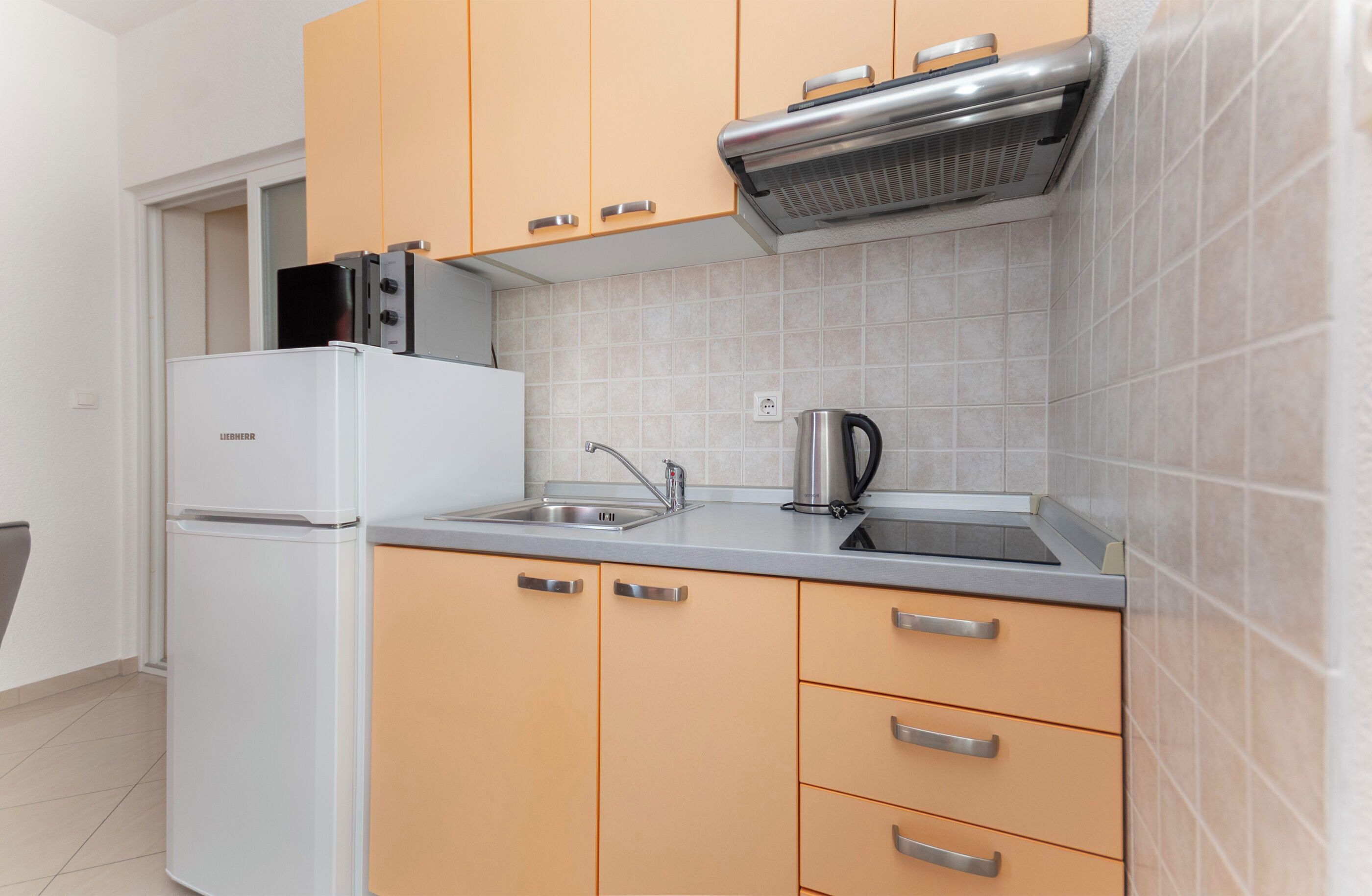 Studio (A3) | Eget kjøkken | Kjøleskap, mikrobølgeovn, kokeplater og vannkoker