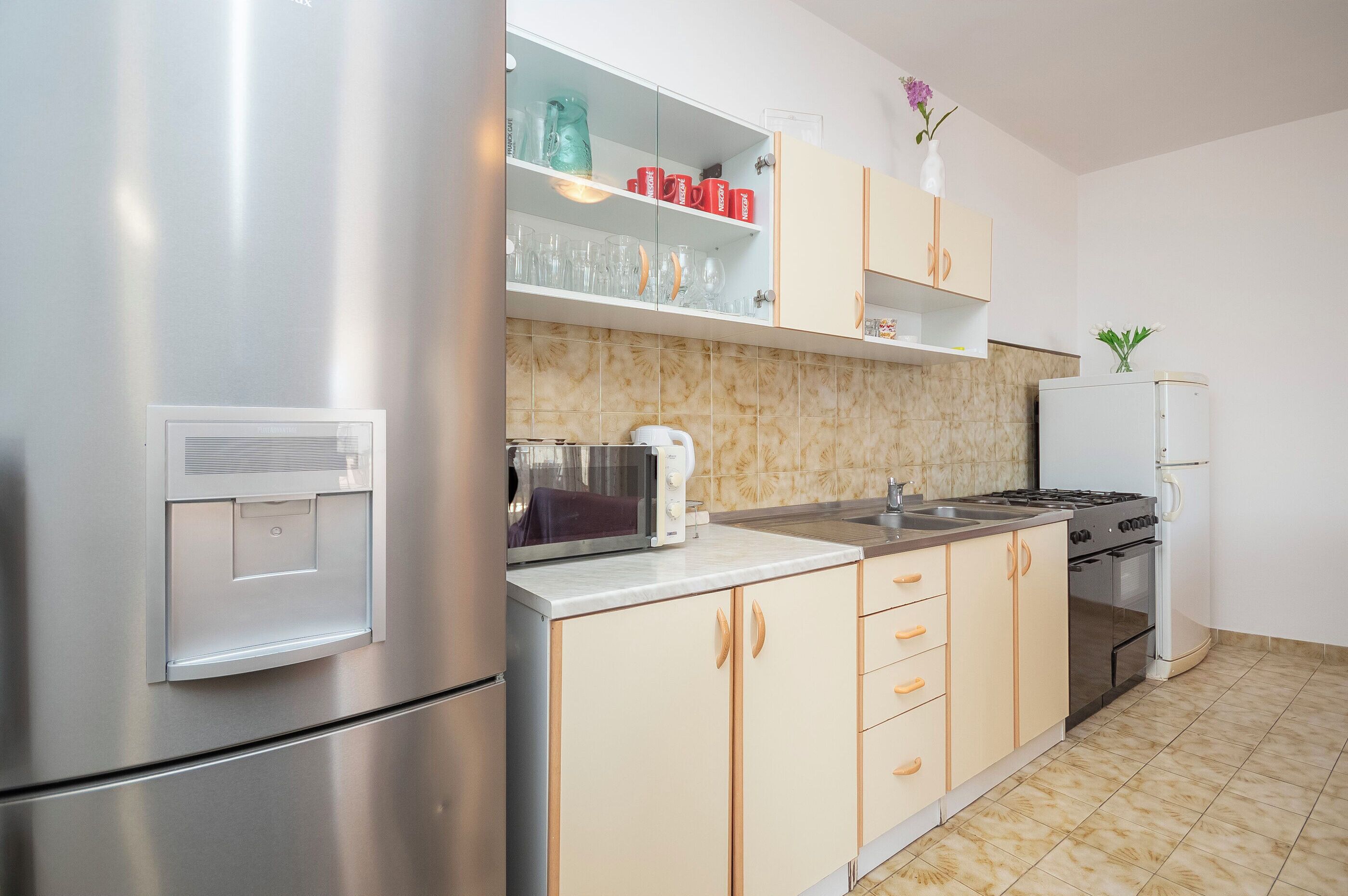 Appartement (A2) | Privékeuken | Een koelkast, een microgolfoven, een kookplaat, een waterkoker