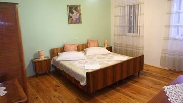 House | Iron/ironing board, free WiFi