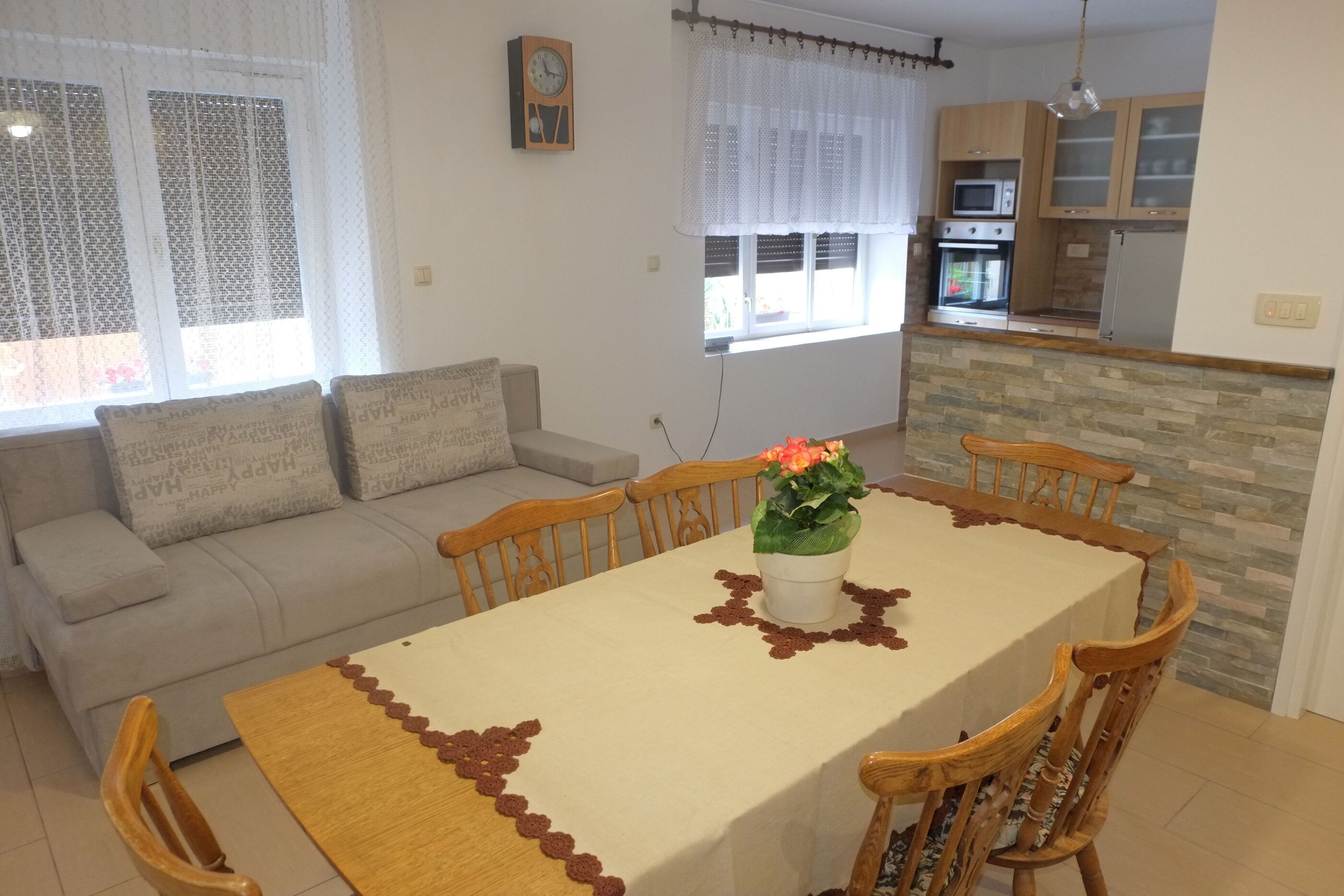 Casa | Cuina privada | Frigorífic, microones, forn i placa de cuina 