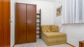 Apartment (A2) | In-room safe, iron/ironing board, free WiFi