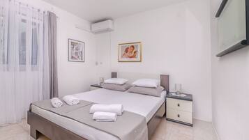 Apartment (A2) | In-room safe, iron/ironing board, free WiFi