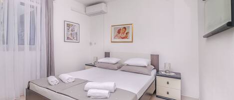 Apartment (A2) | In-room safe, iron/ironing board, free WiFi