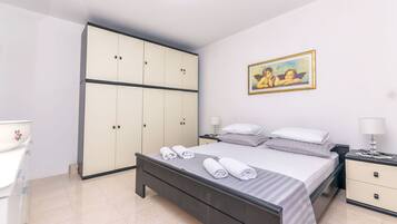Apartment (A1) | In-room safe, iron/ironing board, free WiFi