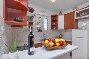 Apartment (A1) | Private kitchen - Apartments Smiljka (Makarska)