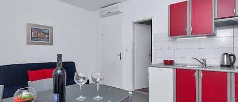 Appartement (A2) | Cuisine privée | Réfrigérateur, four à micro-ondes, surface de cuisson