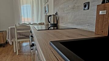 Apartment (A3) | Eigene Küche | Kühlschrank, Mikrowelle, Ofen, Herdplatte