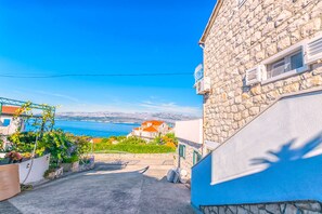 Free self parking - Apartments Terrace (Postira)