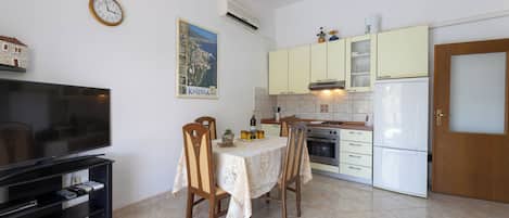 Apartment (A1) | Eigene Küche | Kühlschrank, Mikrowelle, Ofen, Herdplatte