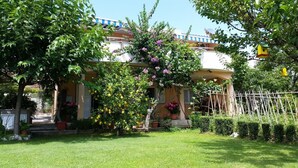 A house with a garden, a pergola, and a fence. - Apartments Ivo (Kastela)