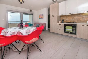 Apartment (A1) | Eigene Küche | Kühlschrank, Mikrowelle, Ofen, Herdplatte
