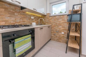 Apartment (A1) | Eigene Küche | Kühlschrank, Mikrowelle, Ofen, Herdplatte