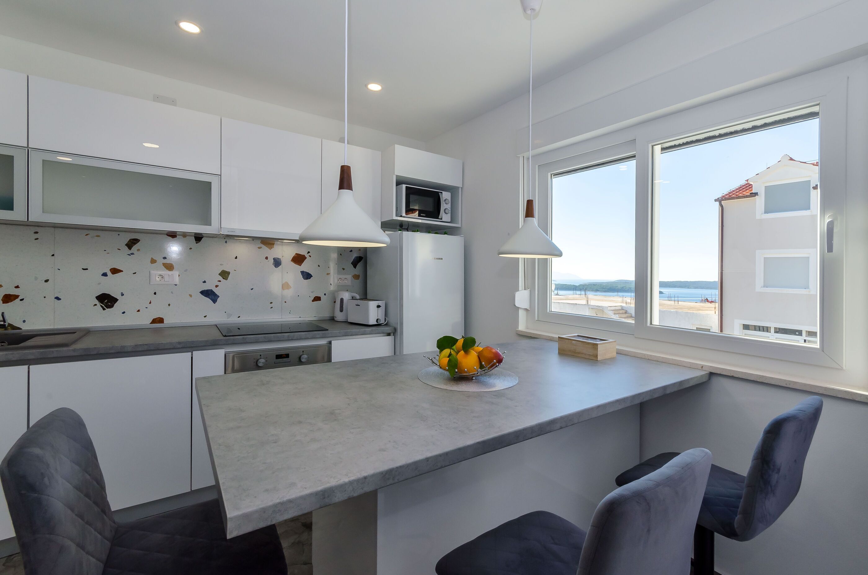 Apartamento (A2) | Cocina privada | Frigorífico, microondas, horno y placa de cocina