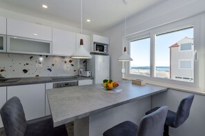 Refrigerador, microondas, horno, placa de cocina