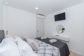 Caja de seguridad en la habitación y tabla de planchar con plancha 