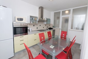 Apartment (A1) | Private kitchen | Fridge, microwave, oven, stovetop - Apartment Mila (Smokvica)