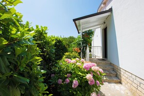 Courtyard - Apartments Rosuje (Omisalj)