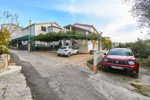 Free self parking - Apartments Ivancic (Seget)