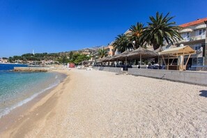 Una playa cerca