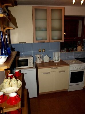 Huoneisto (A1) | Yksityinen keittiö | Jääkaappi, mikroaaltouuni, uuni, liesi