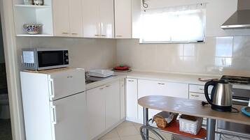 Apartment (A1) | Private kitchen | Fridge, oven, stovetop, cookware/dishes/utensils