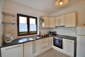 Căn hộ (A2) | Bếp riêng | Tủ lạnh, lò vi sóng, lò nướng, bếp nấu 