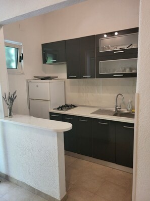 Refrigerador, placa de cocina, utensilios de cocina, freezer