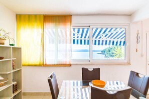 Apartemen (A4) | Tempat makan