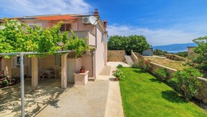 Une maison dotée d’un patio, d’un mur en pierre et offrant une vue sur la campagne.