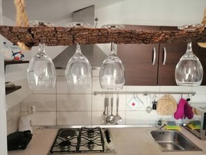Apartamento (A1) | Cozinha privada | Geladeira, micro-ondas, fogão, cooktop