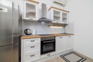 Apartment (A1) | Eigene Küche | Kühlschrank, Ofen, Herdplatte, Geschirrspüler