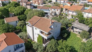An aerial view of a residential area with houses featuring red-tiled roofs and white walls. - Apartments Akustik (Sveti Filip i Jakov)