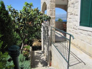 Apartment (A1) | Courtyard - Apartments Family (Postira)