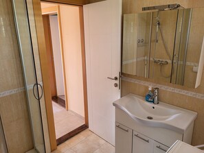Apartment (A2) | Bilik Mandi | Pancuran mandi 