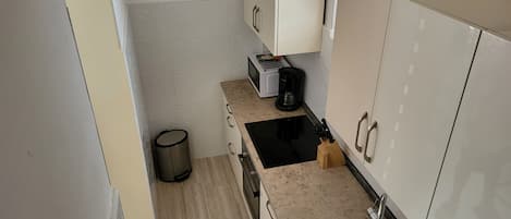 Appartement (A1) | Cuisine privée | Réfrigérateur, four à micro-ondes, un four, surface de cuisson