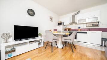 House | Private kitchen | Fridge, microwave, oven, stovetop