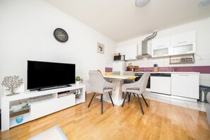 Private kitchen - House Cute House With Jacuzzi (Dugi Rat)