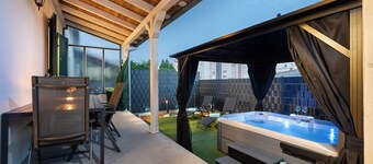 House Cute House With Jacuzzi