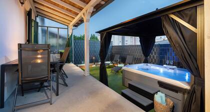 House Cute House With Jacuzzi