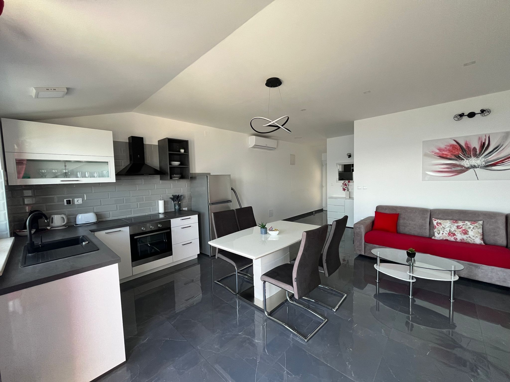 Kühlschrank, Herdplatte, Geschirrspüler, Espressomaschine