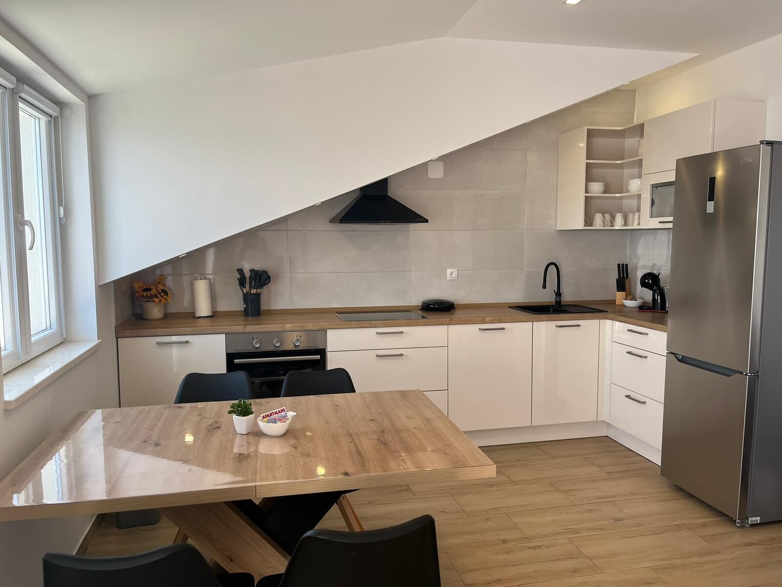 Kühlschrank, Herdplatte, Geschirrspüler, Espressomaschine