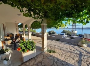 Apartment (A2) | Terrace/patio - Apartments Dobrila (Jelsa)