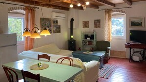 Une pièce confortable avec un lit, une table à manger et un téléviseur.