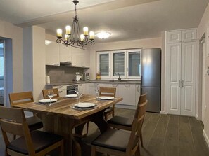 Apartment (A1) | Eigene Küche | Kühlschrank, Ofen, Herdplatte, Wasserkocher